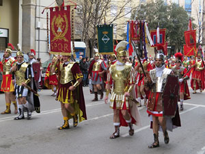 75&egrave; aniversari Associaci&oacute; de Jes&uacute;s Crucificat - Manaies de Girona. Vexillatio Gerundensis. Desfilada de 781 manaies pels carrers de Girona