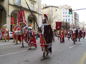 75&egrave; aniversari Associaci&oacute; de Jes&uacute;s Crucificat - Manaies de Girona. Vexillatio Gerundensis. Desfilada de 781 manaies pels carrers de Girona