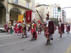 75&egrave; aniversari Associaci&oacute; de Jes&uacute;s Crucificat - Manaies de Girona. Vexillatio Gerundensis. Desfilada de 781 manaies pels carrers de Girona
