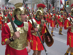 75&egrave; aniversari Associaci&oacute; de Jes&uacute;s Crucificat - Manaies de Girona. Vexillatio Gerundensis. Desfilada de 781 manaies pels carrers de Girona