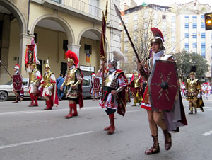 75&egrave; aniversari Associaci&oacute; de Jes&uacute;s Crucificat - Manaies de Girona. Vexillatio Gerundensis. Desfilada de 781 manaies pels carrers de Girona