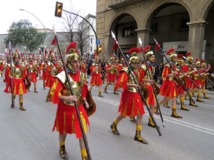 75&egrave; aniversari Associaci&oacute; de Jes&uacute;s Crucificat - Manaies de Girona. Vexillatio Gerundensis. Desfilada de 781 manaies pels carrers de Girona