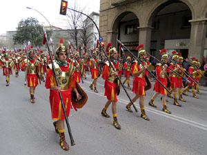 75&egrave; aniversari Associaci&oacute; de Jes&uacute;s Crucificat - Manaies de Girona. Vexillatio Gerundensis. Desfilada de 781 manaies pels carrers de Girona