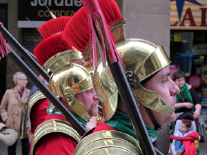 75&egrave; aniversari Associaci&oacute; de Jes&uacute;s Crucificat - Manaies de Girona. Vexillatio Gerundensis. Desfilada de 781 manaies pels carrers de Girona