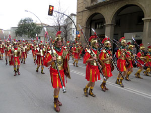 75&egrave; aniversari Associaci&oacute; de Jes&uacute;s Crucificat - Manaies de Girona. Vexillatio Gerundensis. Desfilada de 781 manaies pels carrers de Girona