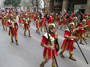 75&egrave; aniversari Associaci&oacute; de Jes&uacute;s Crucificat - Manaies de Girona. Vexillatio Gerundensis. Desfilada de 781 manaies pels carrers de Girona