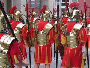 75&egrave; aniversari Associaci&oacute; de Jes&uacute;s Crucificat - Manaies de Girona. Vexillatio Gerundensis. Desfilada de 781 manaies pels carrers de Girona