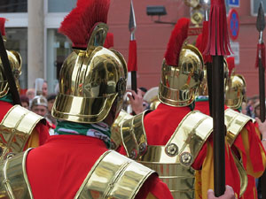 75&egrave; aniversari Associaci&oacute; de Jes&uacute;s Crucificat - Manaies de Girona. Vexillatio Gerundensis. Desfilada de 781 manaies pels carrers de Girona