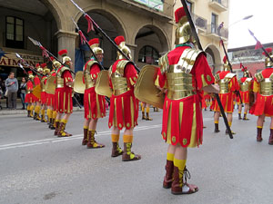 75&egrave; aniversari Associaci&oacute; de Jes&uacute;s Crucificat - Manaies de Girona. Vexillatio Gerundensis. Desfilada de 781 manaies pels carrers de Girona