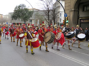 75&egrave; aniversari Associaci&oacute; de Jes&uacute;s Crucificat - Manaies de Girona. Vexillatio Gerundensis. Desfilada de 781 manaies pels carrers de Girona