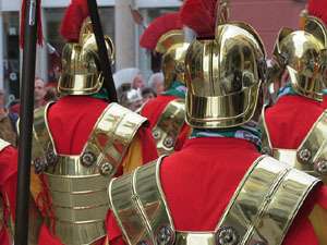 75&egrave; aniversari Associaci&oacute; de Jes&uacute;s Crucificat - Manaies de Girona. Vexillatio Gerundensis. Desfilada de 781 manaies pels carrers de Girona