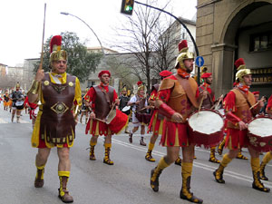 75&egrave; aniversari Associaci&oacute; de Jes&uacute;s Crucificat - Manaies de Girona. Vexillatio Gerundensis. Desfilada de 781 manaies pels carrers de Girona