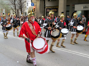75&egrave; aniversari Associaci&oacute; de Jes&uacute;s Crucificat - Manaies de Girona. Vexillatio Gerundensis. Desfilada de 781 manaies pels carrers de Girona
