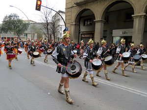 75&egrave; aniversari Associaci&oacute; de Jes&uacute;s Crucificat - Manaies de Girona. Vexillatio Gerundensis. Desfilada de 781 manaies pels carrers de Girona