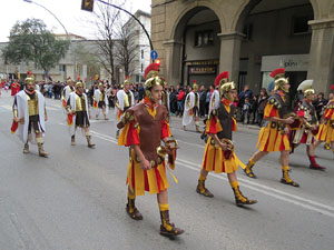 75&egrave; aniversari Associaci&oacute; de Jes&uacute;s Crucificat - Manaies de Girona. Vexillatio Gerundensis. Desfilada de 781 manaies pels carrers de Girona