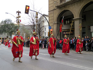 75&egrave; aniversari Associaci&oacute; de Jes&uacute;s Crucificat - Manaies de Girona. Vexillatio Gerundensis. Desfilada de 781 manaies pels carrers de Girona