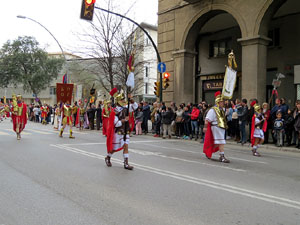 75&egrave; aniversari Associaci&oacute; de Jes&uacute;s Crucificat - Manaies de Girona. Vexillatio Gerundensis. Desfilada de 781 manaies pels carrers de Girona