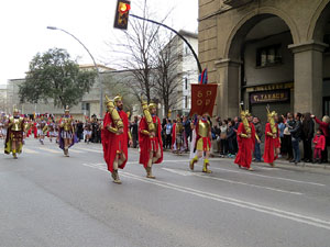 75&egrave; aniversari Associaci&oacute; de Jes&uacute;s Crucificat - Manaies de Girona. Vexillatio Gerundensis. Desfilada de 781 manaies pels carrers de Girona