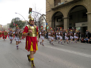 75&egrave; aniversari Associaci&oacute; de Jes&uacute;s Crucificat - Manaies de Girona. Vexillatio Gerundensis. Desfilada de 781 manaies pels carrers de Girona