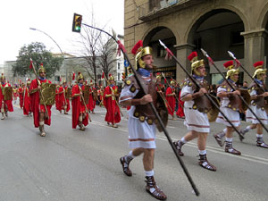 75&egrave; aniversari Associaci&oacute; de Jes&uacute;s Crucificat - Manaies de Girona. Vexillatio Gerundensis. Desfilada de 781 manaies pels carrers de Girona