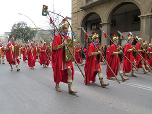 75&egrave; aniversari Associaci&oacute; de Jes&uacute;s Crucificat - Manaies de Girona. Vexillatio Gerundensis. Desfilada de 781 manaies pels carrers de Girona