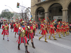 75&egrave; aniversari Associaci&oacute; de Jes&uacute;s Crucificat - Manaies de Girona. Vexillatio Gerundensis. Desfilada de 781 manaies pels carrers de Girona