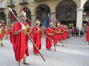 75&egrave; aniversari Associaci&oacute; de Jes&uacute;s Crucificat - Manaies de Girona. Vexillatio Gerundensis. Desfilada de 781 manaies pels carrers de Girona
