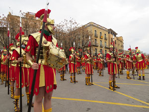 75&egrave; aniversari Associaci&oacute; de Jes&uacute;s Crucificat - Manaies de Girona. Vexillatio Gerundensis. Desfilada de 781 manaies pels carrers de Girona
