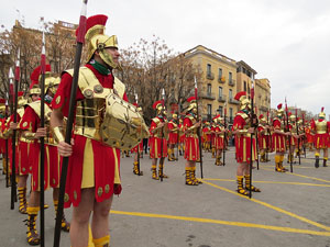 75&egrave; aniversari Associaci&oacute; de Jes&uacute;s Crucificat - Manaies de Girona. Vexillatio Gerundensis. Desfilada de 781 manaies pels carrers de Girona