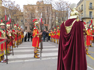 75&egrave; aniversari Associaci&oacute; de Jes&uacute;s Crucificat - Manaies de Girona. Vexillatio Gerundensis. Desfilada de 781 manaies pels carrers de Girona