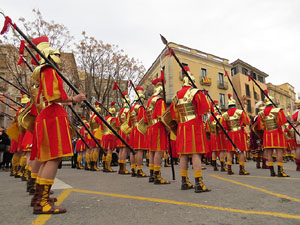 75&egrave; aniversari Associaci&oacute; de Jes&uacute;s Crucificat - Manaies de Girona. Vexillatio Gerundensis. Desfilada de 781 manaies pels carrers de Girona