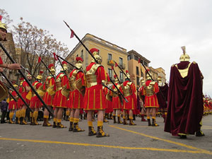 75&egrave; aniversari Associaci&oacute; de Jes&uacute;s Crucificat - Manaies de Girona. Vexillatio Gerundensis. Desfilada de 781 manaies pels carrers de Girona
