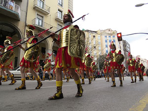 75&egrave; aniversari Associaci&oacute; de Jes&uacute;s Crucificat - Manaies de Girona. Vexillatio Gerundensis. Desfilada de 781 manaies pels carrers de Girona