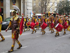 75&egrave; aniversari Associaci&oacute; de Jes&uacute;s Crucificat - Manaies de Girona. Vexillatio Gerundensis. Desfilada de 781 manaies pels carrers de Girona