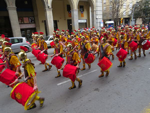 75&egrave; aniversari Associaci&oacute; de Jes&uacute;s Crucificat - Manaies de Girona. Vexillatio Gerundensis. Desfilada de 781 manaies pels carrers de Girona