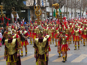 75&egrave; aniversari Associaci&oacute; de Jes&uacute;s Crucificat - Manaies de Girona. Vexillatio Gerundensis. Desfilada de 781 manaies pels carrers de Girona