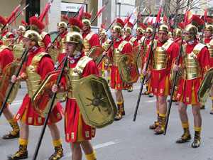 75&egrave; aniversari Associaci&oacute; de Jes&uacute;s Crucificat - Manaies de Girona. Vexillatio Gerundensis. Desfilada de 781 manaies pels carrers de Girona