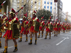 75&egrave; aniversari Associaci&oacute; de Jes&uacute;s Crucificat - Manaies de Girona. Vexillatio Gerundensis. Desfilada de 781 manaies pels carrers de Girona