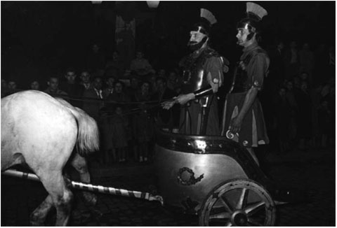 La biga a la processó del Divendres Sant de l'any 1956, passant per la Rambla Verdaguer