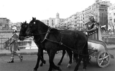 L'auriga Joan Borrell passant per la plaça Catalunya, l'any 1983
