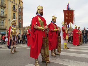 75&egrave; aniversari Associaci&oacute; de Jes&uacute;s Crucificat - Manaies de Girona. Vexillatio Gerundensis. Desfilada de 781 manaies pels carrers de Girona