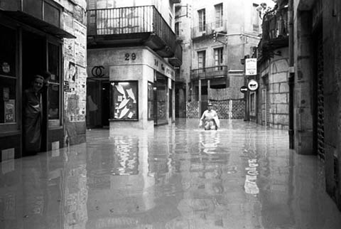 Miquel Oliva i Prat anant a treball, al mig dels Quatre Cantons inundats