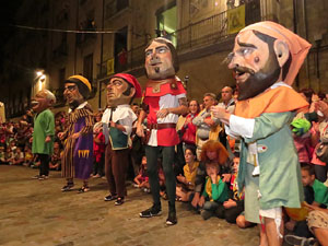 Fires de Girona 2014. Ballades de capgrossos, gegants i Àguila de la ciutat a la plaça del Vi