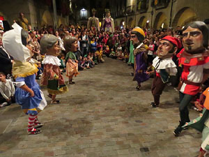 Fires de Girona 2014. Ballades de capgrossos, gegants i Àguila de la ciutat a la plaça del Vi