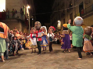 Fires de Girona 2014. Ballades de capgrossos, gegants i Àguila de la ciutat a la plaça del Vi