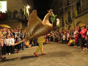 Fires de Girona 2014. Ballades de capgrossos, gegants i Àguila de la ciutat a la plaça del Vi