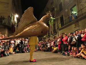 Fires de Girona 2014. Ballades de capgrossos, gegants i Àguila de la ciutat a la plaça del Vi