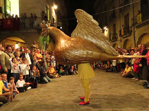 Fires de Girona 2014. Ballades de capgrossos, gegants i Àguila de la ciutat a la plaça del Vi