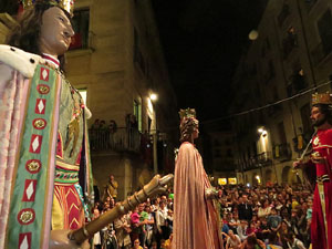 Fires de Girona 2014. Ballades de capgrossos, gegants i Àguila de la ciutat a la plaça del Vi