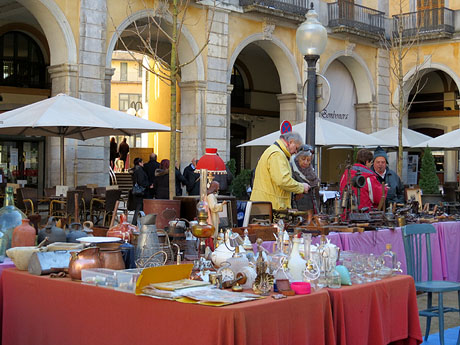 Mercat d'antiquaris i brocanters a la plaça Independència